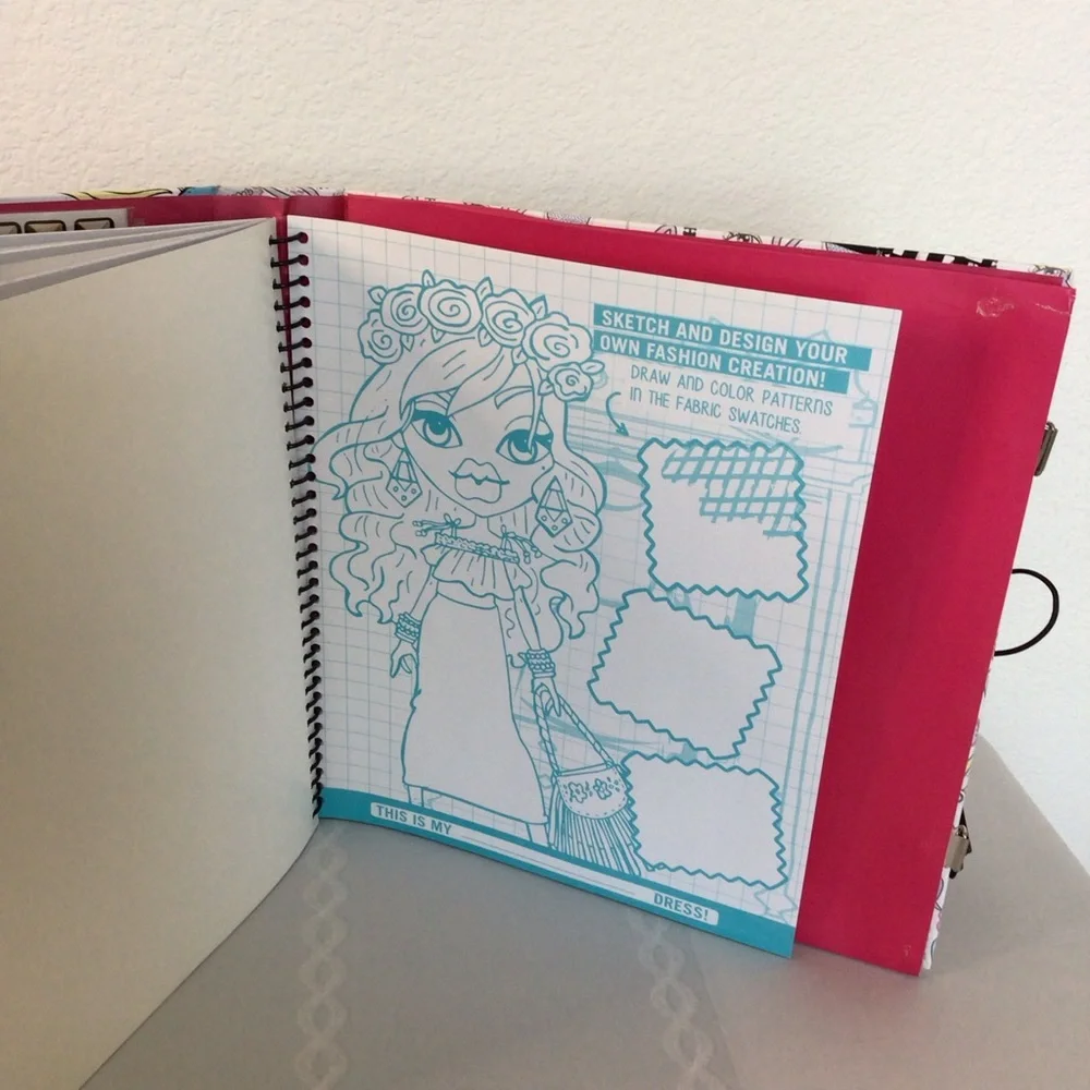Bratz Fashion Folio Binder 2015 NEW